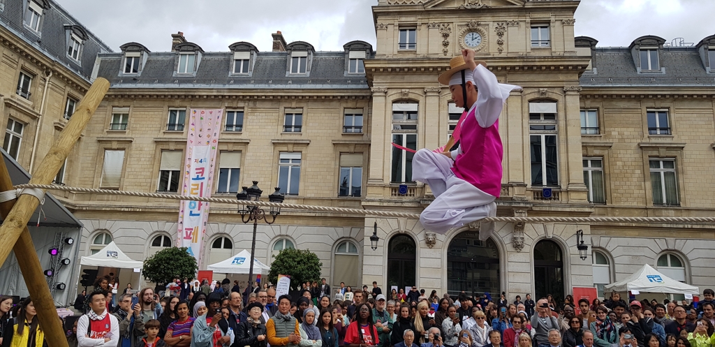 28일 프랑스 파리 15구청 광장에서 열린 한국문화 축제에서 줄타기 공연을 관람하는 파리 시민들과 재불동포들. [파리=연합뉴스]
