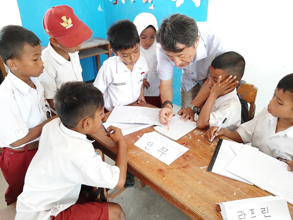 찌아찌아족 소라올리오 마을의 부기2 초등학교 수업