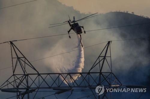 미 캘리포니아주 산불 공중살수 작업 