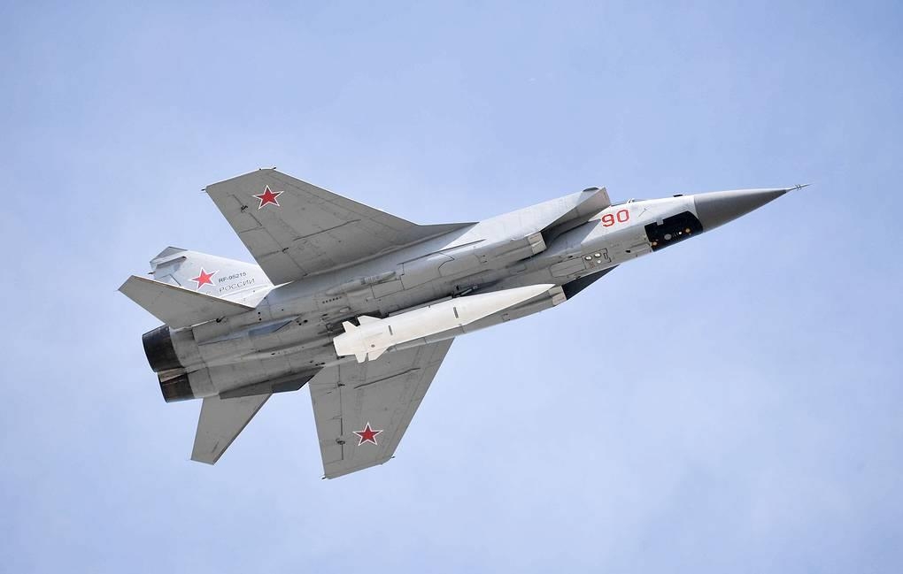 미그(MiG)-31K 전투기에 탑재된 공중 발사형 극초음속 미사일 '킨잘'(전투기 아래에 장착된 하얀색 미사일) [타스 연합뉴스 자료사진. 재판매 및 DB 금지]