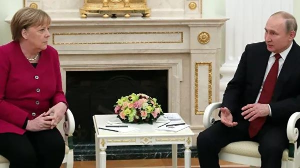 (리아노보스티=연합뉴스) 회담하는 푸틴 대통령(오른쪽)과 메르켈 총리. 