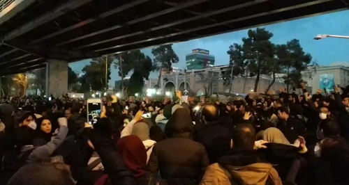 11일 저녁 테헤란 아미르카비르 공과대학 앞에서 추모집회를 하는 대학생들 * 트위터 캡처 [테헤란=연합뉴스]