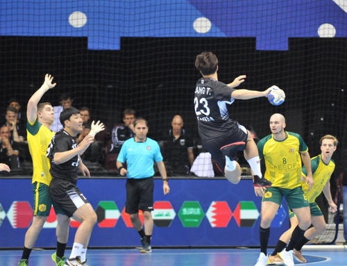 호주와 경기에서 슛을 던지는 한국 대표팀 강탄.