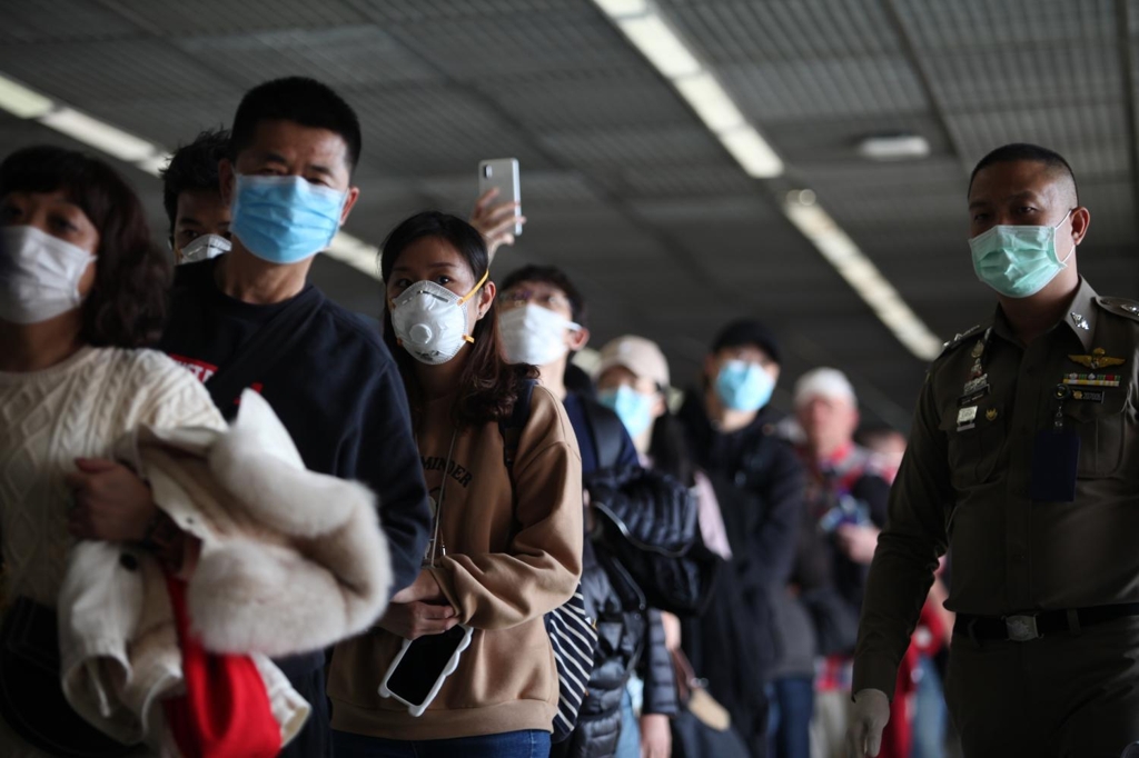 방콕 돈므앙 공항으로 입국한 중국인들이 열상 스캐너 검사를 위해 줄지어 선 모습