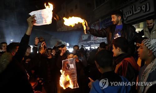 28일(현지시간) 팔레스타인 가자지구에서 미국 중동평화구상에 대한 항의 시위가 벌어지고 있다.[AP=연합뉴스]