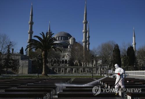 터키 이스탄불의 술탄 아흐메드 모스크 앞을 소독하는 방역 요원.[AP=연합뉴스 자료사진]