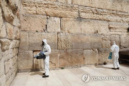 31일(현지시간) 예루살렘 올드시티(구시가지)에 있는 유대교 성지인 서쪽벽(일명 '통곡의 벽')에서 신종 코로나바이러스 감염증(코로나19)을 막기 위한 방역 작업이 이뤄지고 있다.[EPA=연합뉴스]