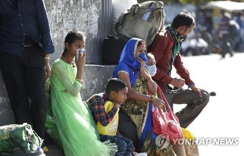 인도 뉴델리의 일용직 노동자 가족. [AP=연합뉴스]