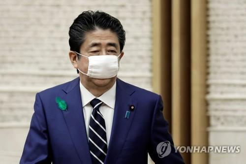 (도쿄 AFP=연합뉴스) 2020년 4월 17일 아베 신조(安倍晋三) 일본 총리가 일본 총리관저에서 기자회견을 마친 후 회견장을 떠나고 있다. 2020.4.28