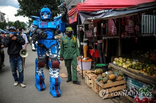 인도네시아 반둥서 트랜스포머 로봇 복장으로 코로나 예방 캠페인
