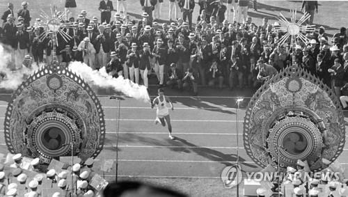 1964년 도쿄올림픽 개막식. [AP=연합뉴스 자료사진]