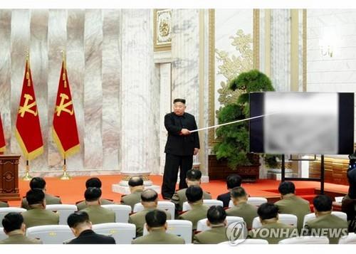 노동당 중앙군사위원회 확대회의 주재하는 북한 김정은 위원장