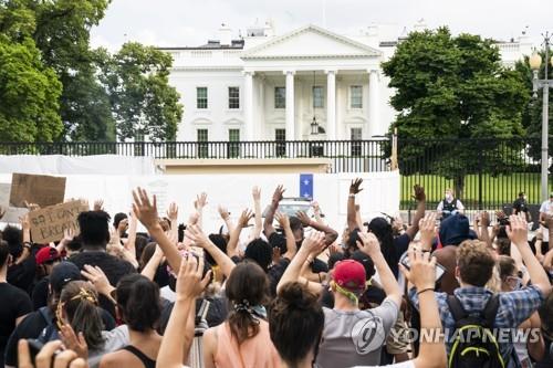 미국 백악관 앞에서 펼쳐진 '흑인 사망' 항의 시위