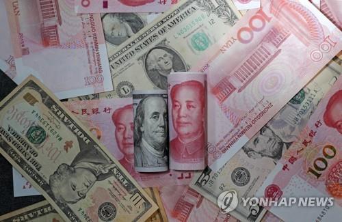 중국 위안화와 미국 달러화 지폐