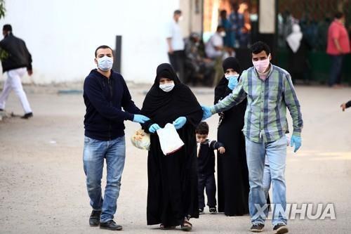 4월 29일(현지시간) 이집트 수도 카이로의 한 병원에서 마스크를 쓰고 걷고 있는 사람들.[신화=연합뉴스]