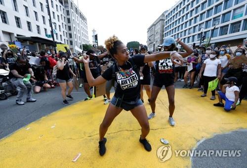 워싱턴DC 거리에서 춤을 추는 시위대