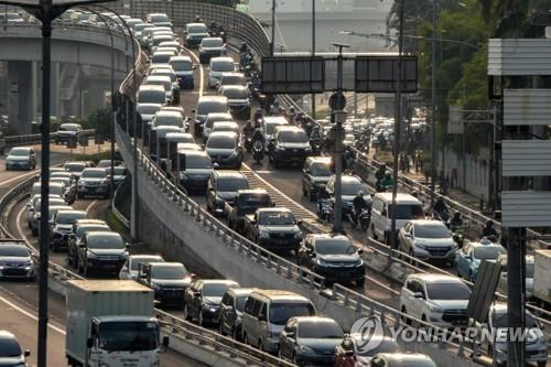 자카르타 준봉쇄 완화에 교통체증 부활