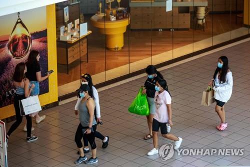 재개장한 미국 미네소타주의 한 쇼핑몰에서 사람들이 마스크를 쓴 채 쇼핑을 하고 있다. [AFP=연합뉴스 자료사진]
