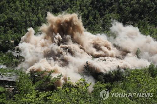 2018년 5월 북한 풍계리 핵실험장 폭파 장면 [연합뉴스 자료사진]