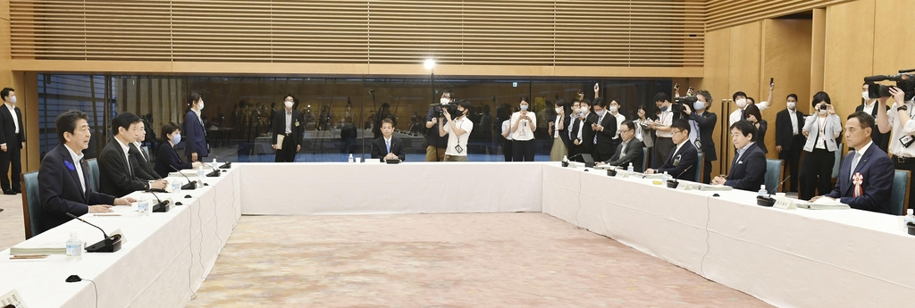 (도쿄 교도=연합뉴스) 17일 오후 아베 신조 총리 주재로 일본 정부의 '경제재정 운용 기본방침'(호네부토 방침)을 논의하는 경제재정 자문회의 등 합동회의가 열리고 있다. 