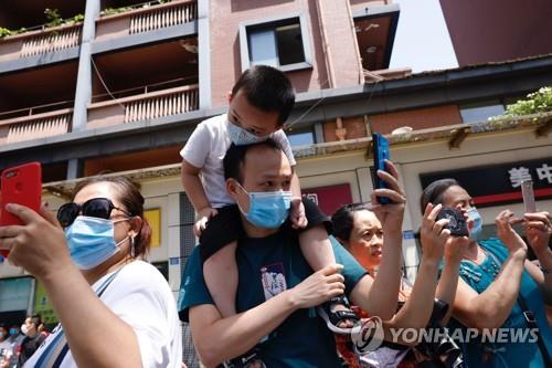 26일 중국 쓰촨성 청두에서 주민들이 미국 총영사관 모습을 사진에 담고 있다.[AP=연합뉴스] 