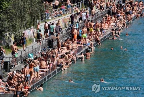 코로나19에도 스위스 취리히의 리마트 강변에 모여 물놀이를 즐기는 시민들