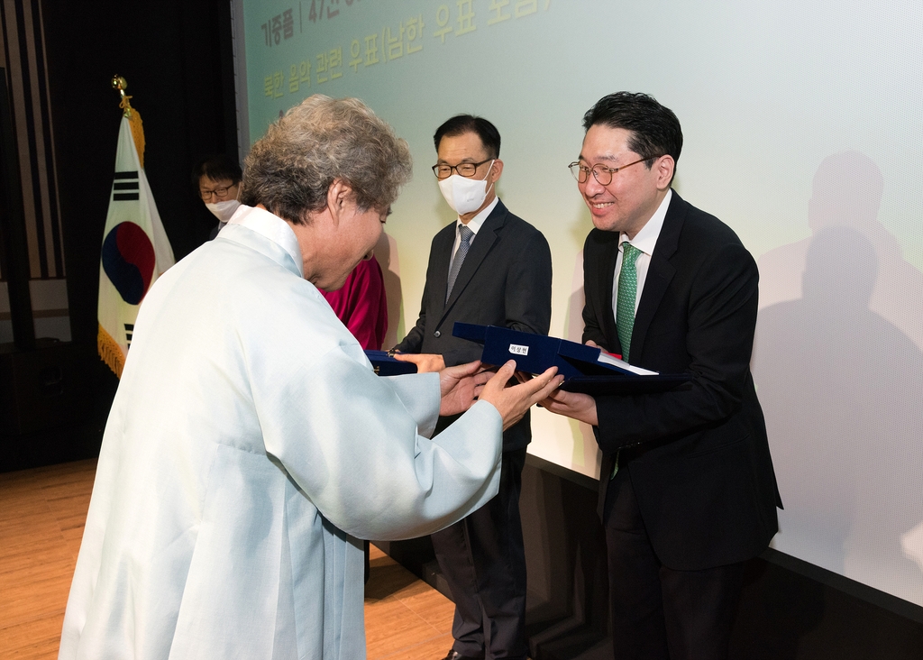 지난 8일 임재원 국립국악원장으로부터 감사패를 받고 있는 이상현 태인 대표. [태인 제공. 재판매 및 DB 금지]