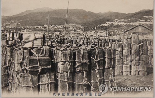 1930∼1940년대 함경북도 청진항에 정어리 기름을 적재해놓은 모습