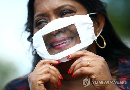 투명한 마스크를 쓴 여성 [로이터=연합뉴스 자료사진]