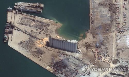 대폭발 후 폐허로 변한 베이루트 항구의 위성사진[AP=연합뉴스 자료사진]