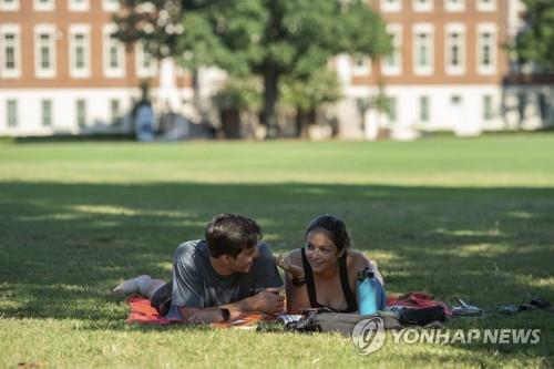 미 앨라배마대학 터스컬루사 캠퍼스에서 남녀 학생이 잔디밭에 엎드려 얘기하고 있다. [AP=연합뉴스 자료사진]