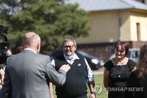 쿠치아크 기자의 아버지가 판결에 반발하고 있다.