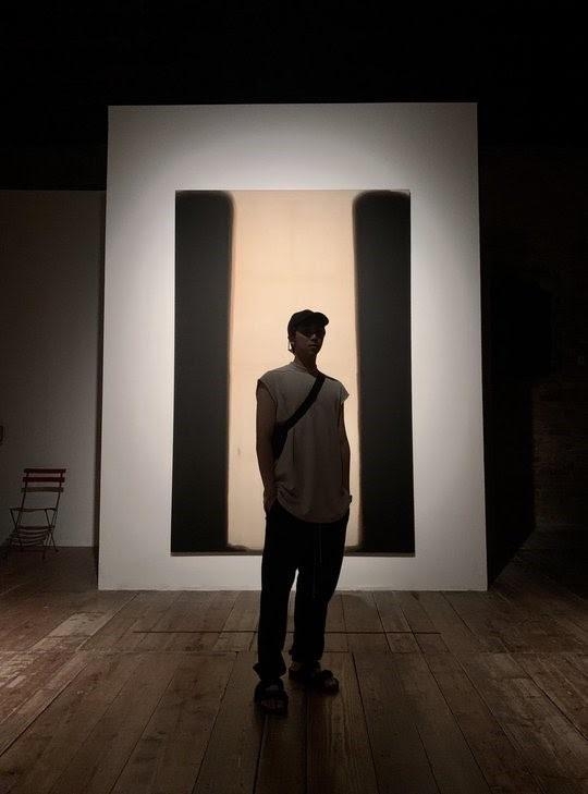 국립현대미술관이 기획한 베네치아의 윤형근 전시를 관람하는 RM [출처 BTS 트위터. 재판매 및 DB 금지]