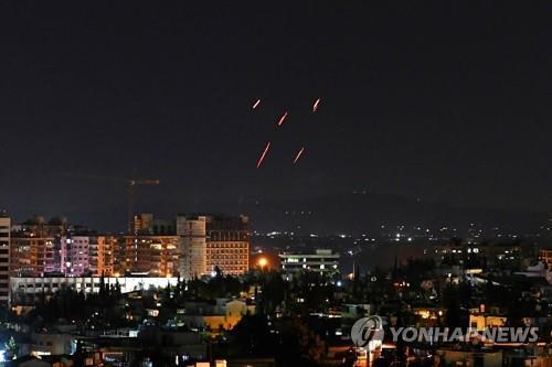 "이스라엘 공습으로 시리아 동부서 전투원 10명 사망"