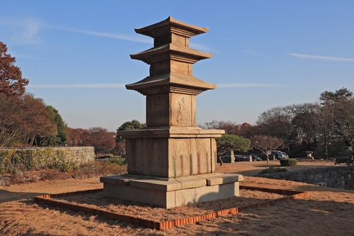 진주박물관에 전시된 '산청 범학리 삼층석탑'