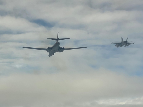 B-1B 전략폭격기 동해서 일본 자위대와 훈련