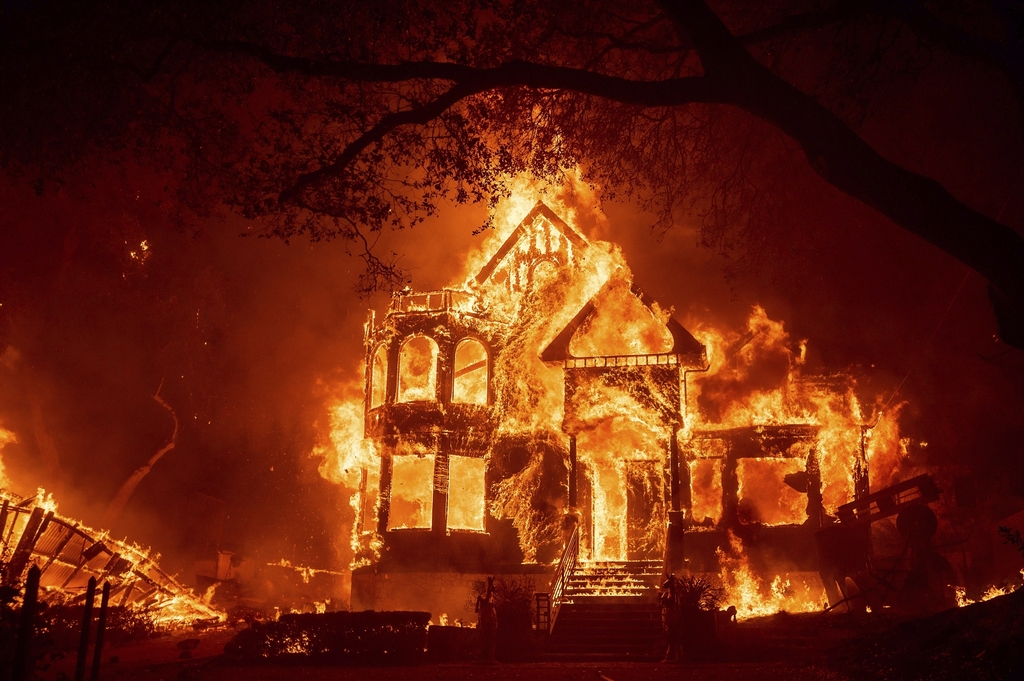 '캘리포니아 산불'로 불길에 휩싸인 건물. 2020.9.27