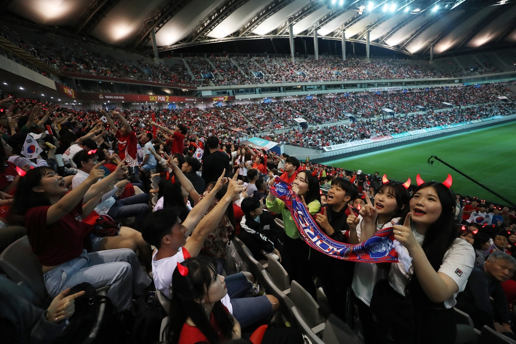 새벽 1시, 경기장에 모여 한국과 우크라이나의 U-20 월드컵 결승전 지켜보는 팬들