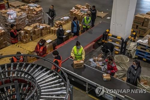 알리바바 쇼핑 축제 물품 분류하는 직원들