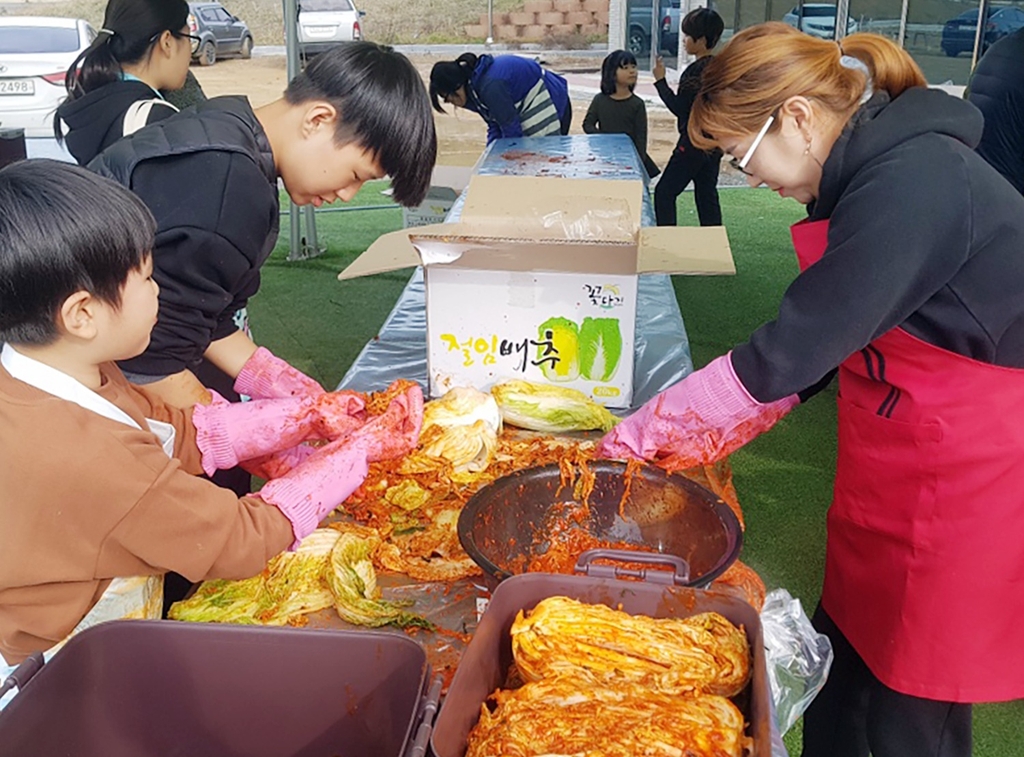 지난해 태안로컬푸드직매장서 열린 김장 체험행사