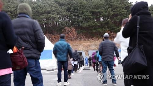 지난 2일 강원 강릉시보건소 선별진료소에서 시민들이 코로나19 검사를 받기 위해 대기하고 있다.