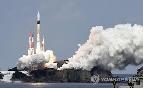 소행성 탐사기 '하야부사2'를 실은 H2A 로켓이 2014년 12월 3일 오후 일본 가고시마현 다네가시마 우주센터에서 상공으로 솟아오르고 있다. [교도=연합뉴스 자료사진]