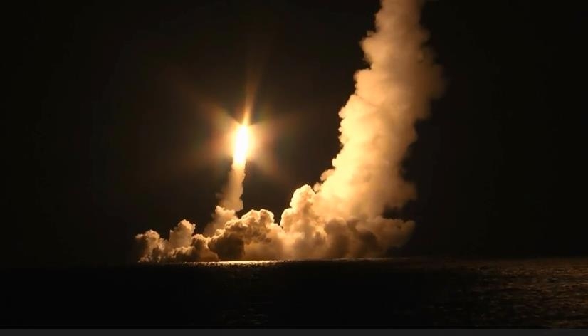 잠수함발사탄도미사일(SLBM) '불라바' 연쇄 발사 훈련 [러시아 국방부 자료 동영상 캡처]