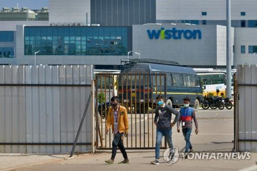 13일 인도 남부 벵갈루루 인근의 위스트론 공장을 빠져나오는 노동자들. [AFP=연합뉴스]