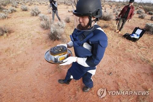 호주 사막에서 회수된 시료 캡슐 