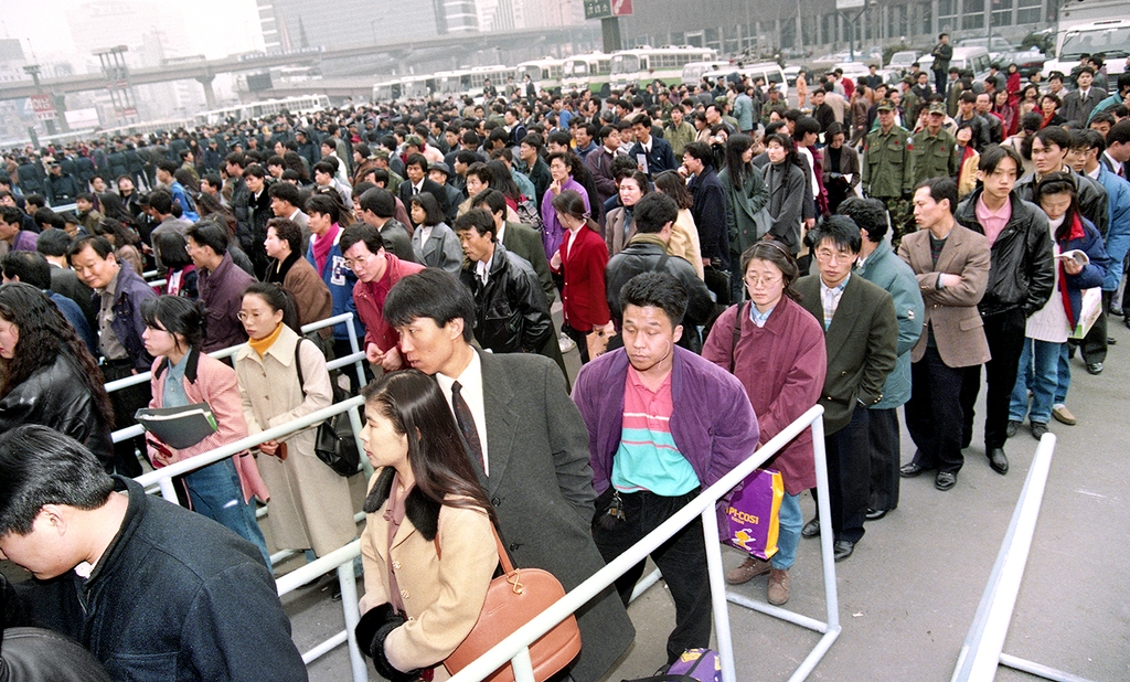 서울 강남고속버스터미널에서 버스표를 구매하는 귀성객들. 1994년 [연합뉴스 자료사진]
