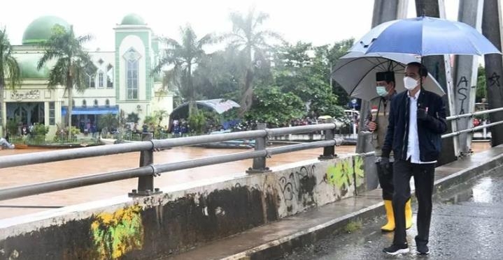 18일 남부 칼리만탄 홍수 피해 점검하는 조코위 대통령