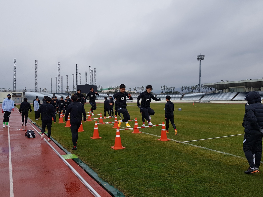 1일 강창학공원종합경기장에서 훈련하는 올림픽 축구대표팀