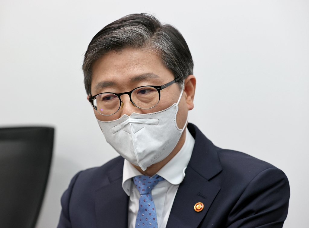 연합뉴스와 인터뷰하는 변창흠 국토교통부 장관