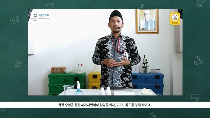 온라인을 통해 산-염기 반응 실험으로 염색 과정을 설명하는 인도네시아 교사